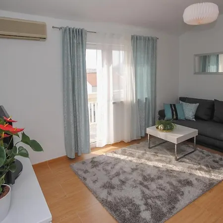 Tina Апартаменты Подстрана