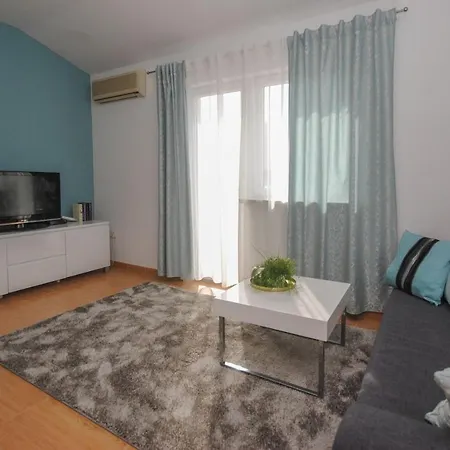 Tina Подстрана