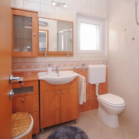 Tina Подстрана