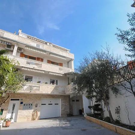 Tina Апартаменты Подстрана